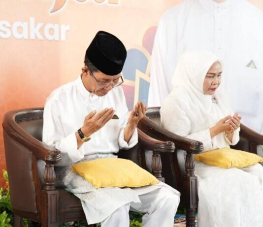 Menjelang Keberangkatan Haji Bersama Ketua TP PKK Kota Batam Erlita Amsakar, Wali Kota Batam Amsakar Achmad Titipkan Jalannya Pemerintahan ke Wakilnya